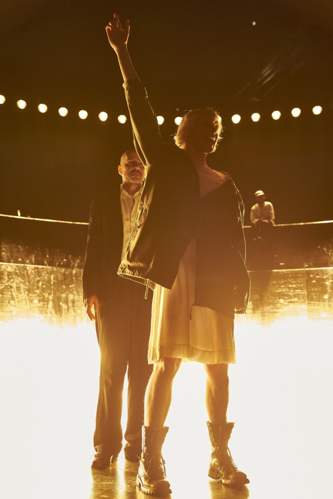 Deutsches SchauSpielHaus Hamburg: „Die Jungfrau von Orleans“ von Friedrich Schiller Foto v.l.: Paul Herwig, Anne Müller © Matthias Horn, 2015. Das Bild darf im Rahmen der Ankündigung und Berichterstattung unter Nennung des Copyrights honorarfrei genutzt werden. Bitte senden Sie uns ein Belegexemplar an presse@schauspielhaus.de.