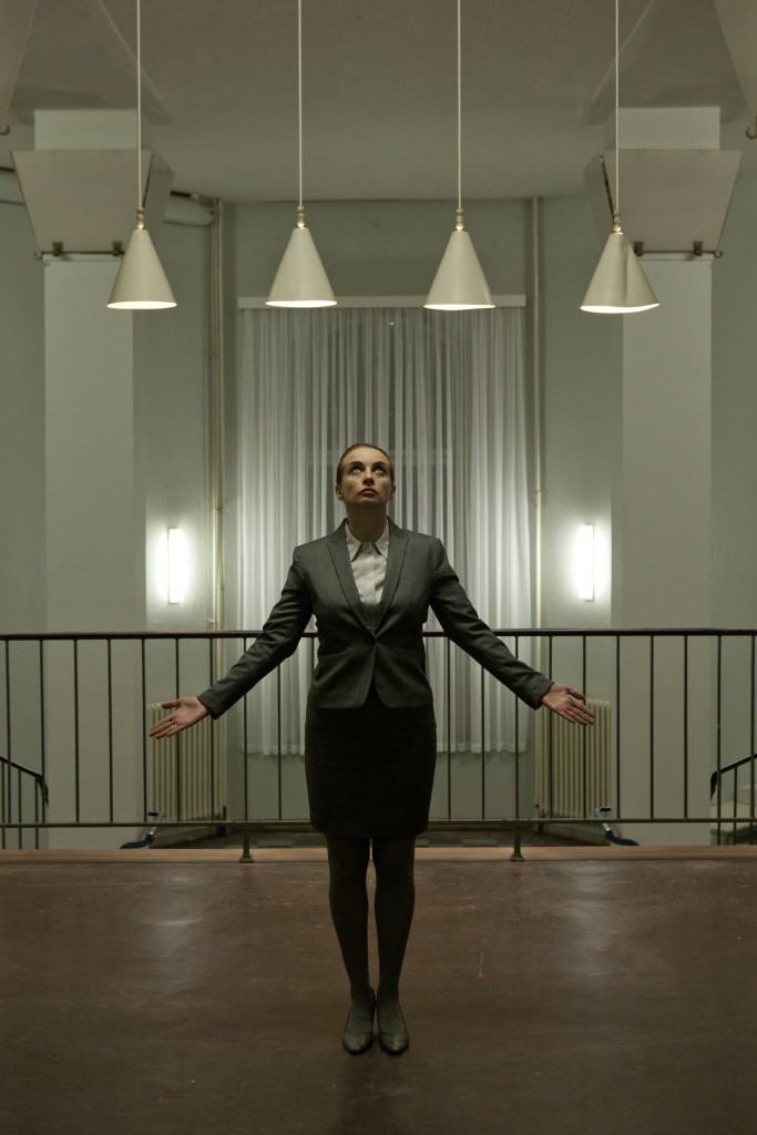 Deutsches SchauSpielHaus Hamburg: „Söhne & Söhne“ – Eine Performance-Installation von SIGNA. Uraufführung am 06.11.2015 in der ehemaligen staatlichen Gewerbeschule für Bauhandwerker. Foto: Signa Köstler © Arthur Köstler, 2015. Die Bilder dürfen im Rahmen der Ankündigung und Berichterstattung unter Nennung des Copyrights honorarfrei genutzt werden. Bitte senden Sie uns ein Belegexemplar an presse@schauspielhaus.de.